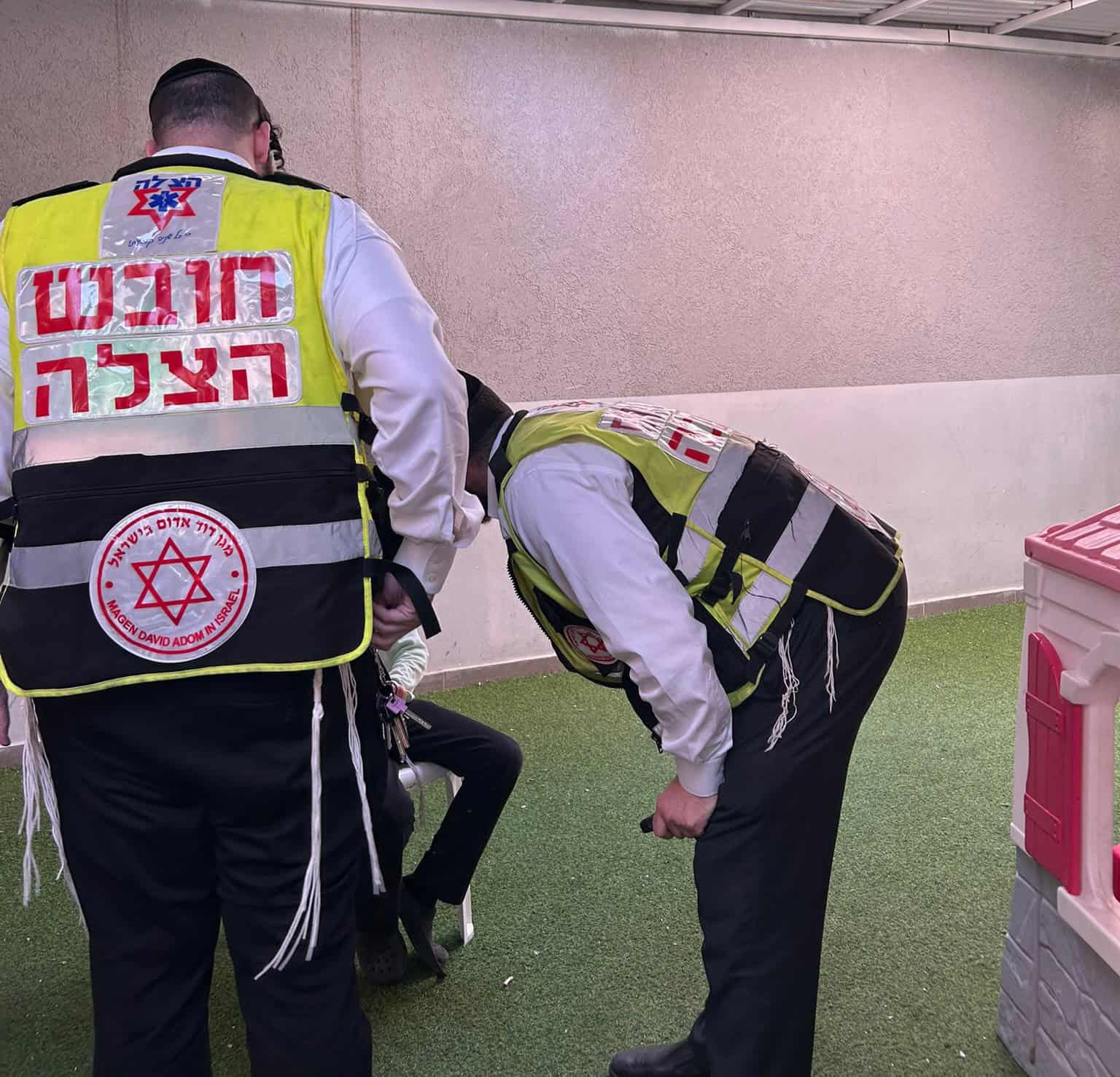 בני ברק: ילד בן 11 פונה במצב בינוני לאחר שנפל מגג פלסטיק שנשבר