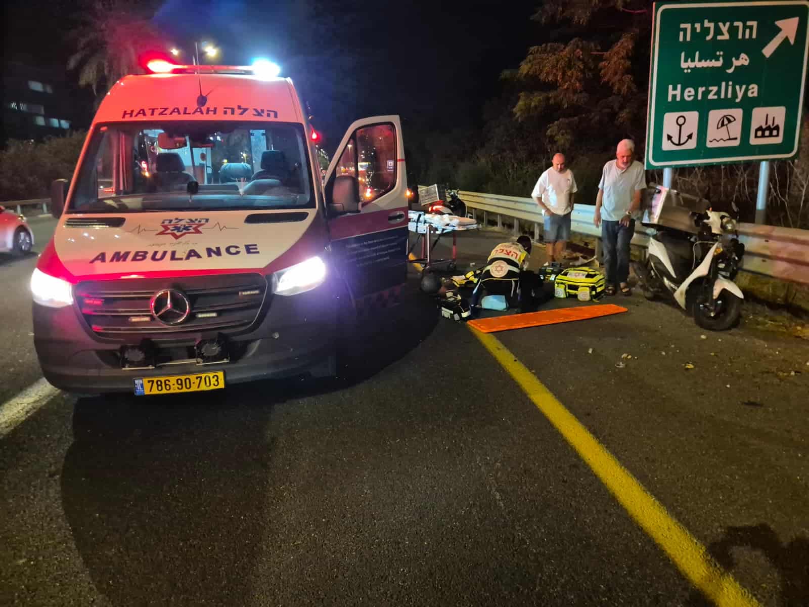 כביש 2: רוכב אופנוע ורוכב אופניים חשמליים פונו במצב קשה ובינוני לאחר תאונת דרכים